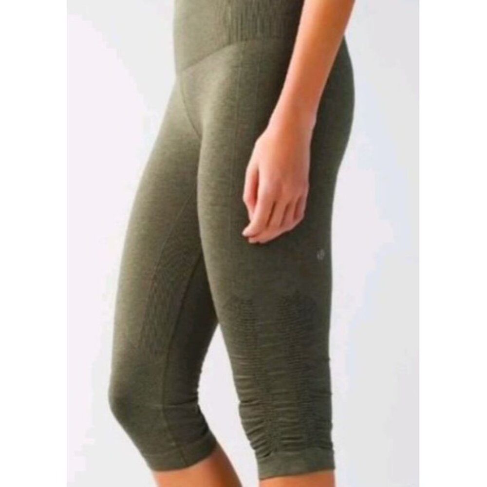 Lululemon In The Flow II Women's Leggings Capri Pant Athletic Knee Length Size 8
